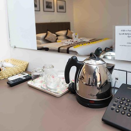 High Five Hotel Yangon Esterno foto