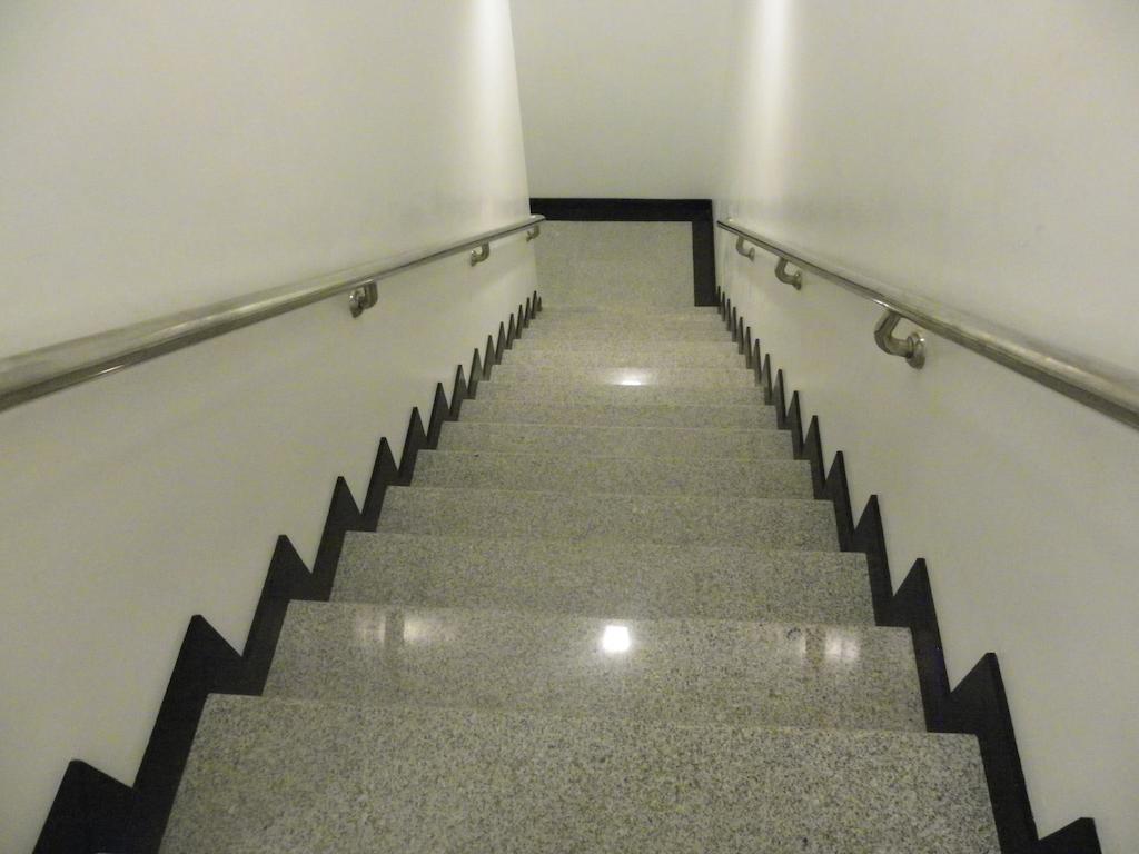 High Five Hotel Yangon Esterno foto