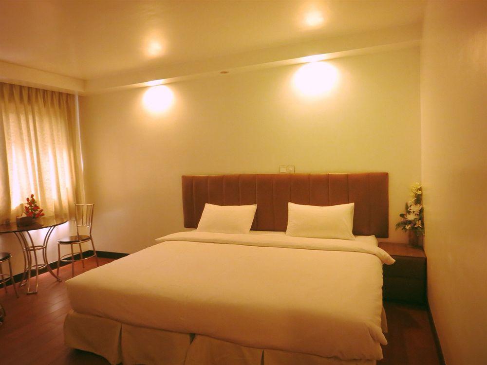 High Five Hotel Yangon Esterno foto