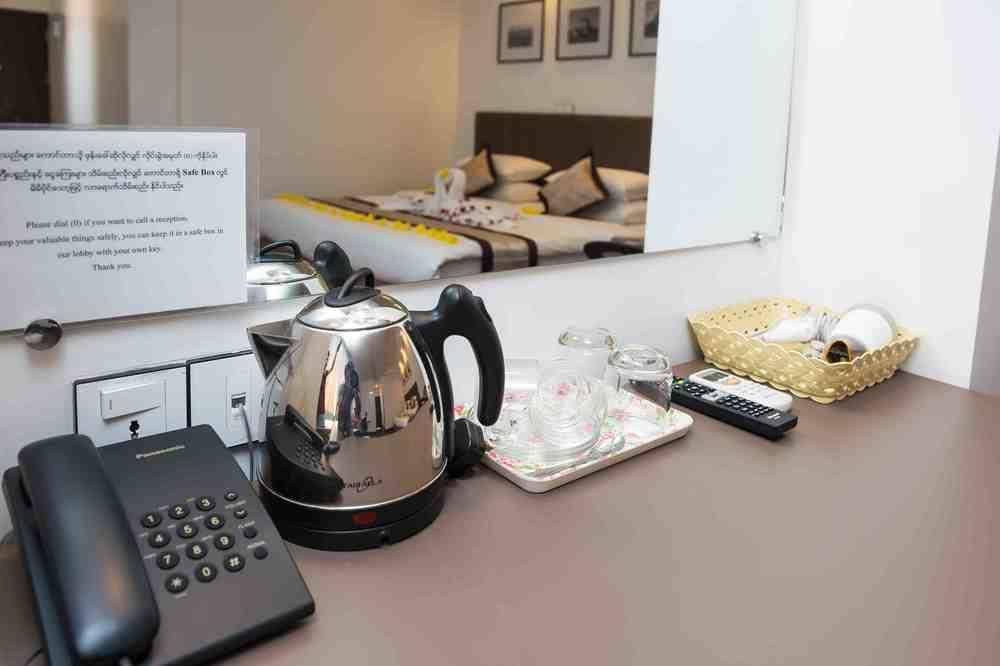 High Five Hotel Yangon Esterno foto