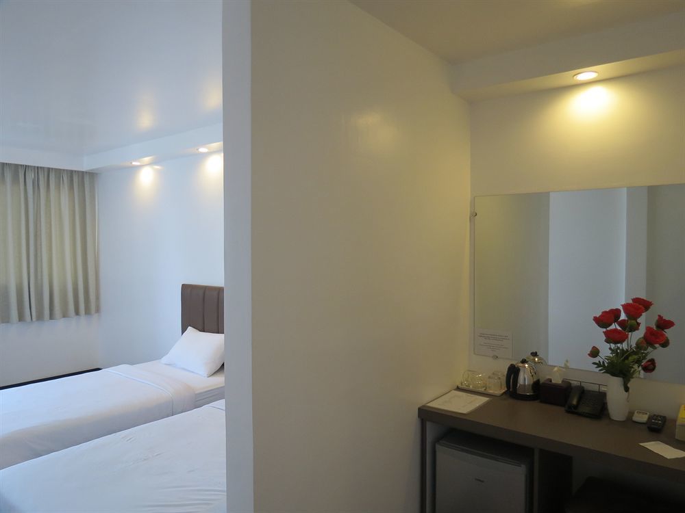 High Five Hotel Yangon Esterno foto