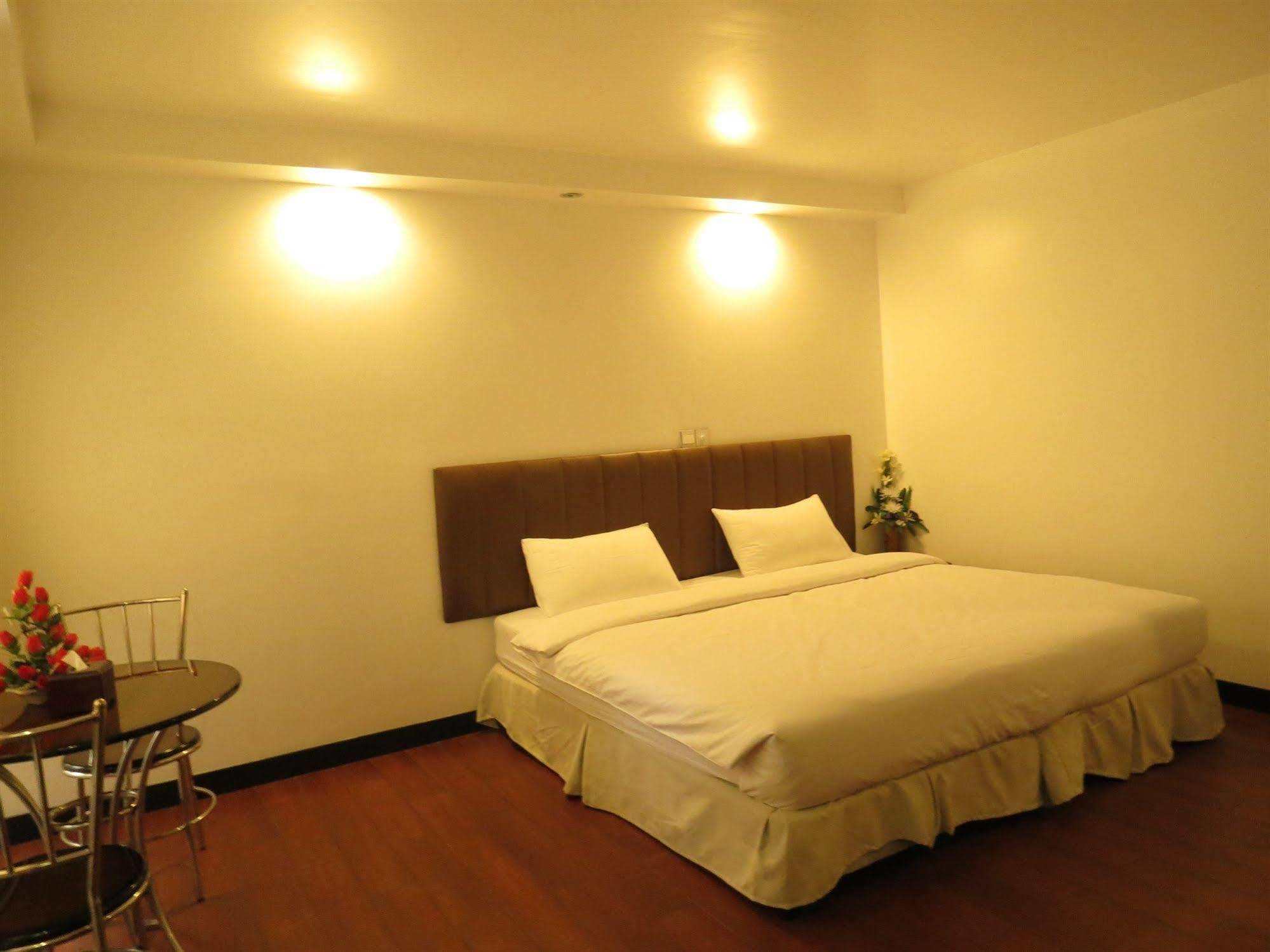 High Five Hotel Yangon Esterno foto
