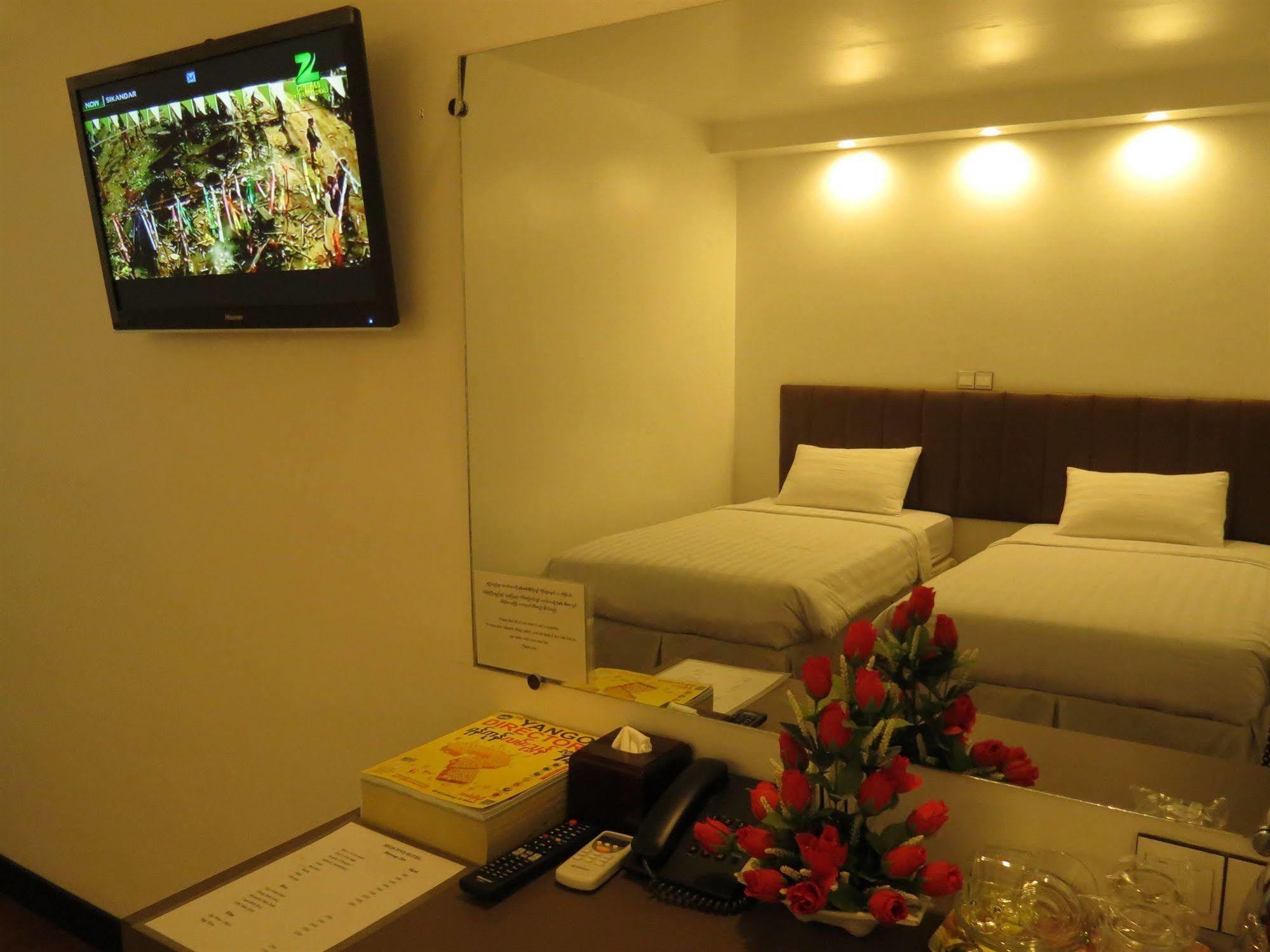 High Five Hotel Yangon Esterno foto