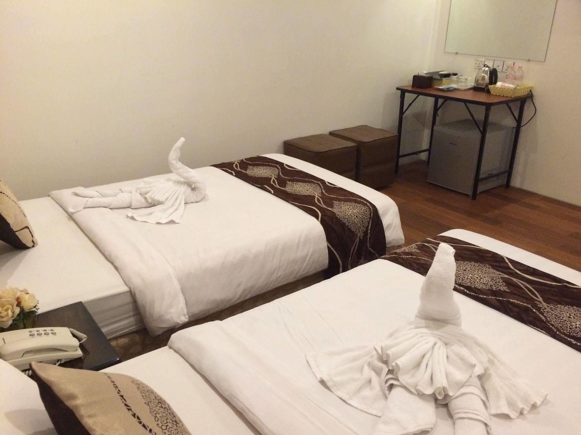 High Five Hotel Yangon Esterno foto