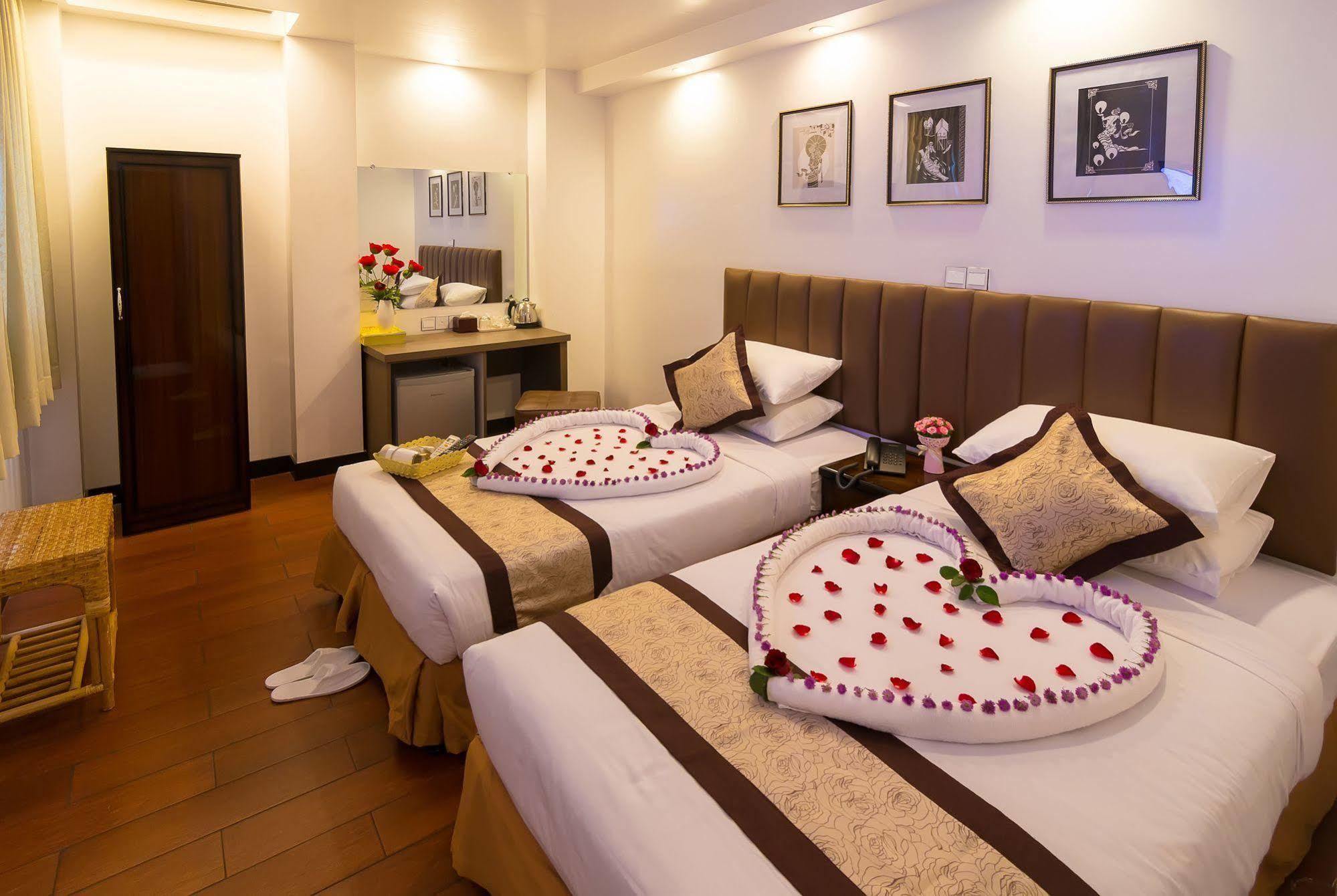 High Five Hotel Yangon Esterno foto