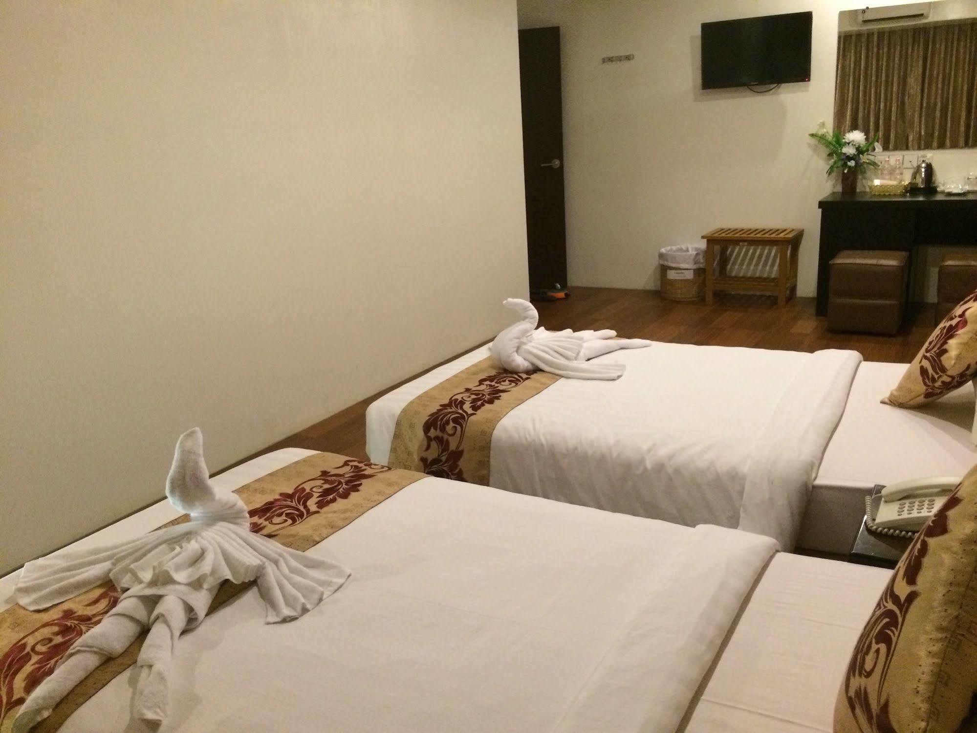 High Five Hotel Yangon Esterno foto