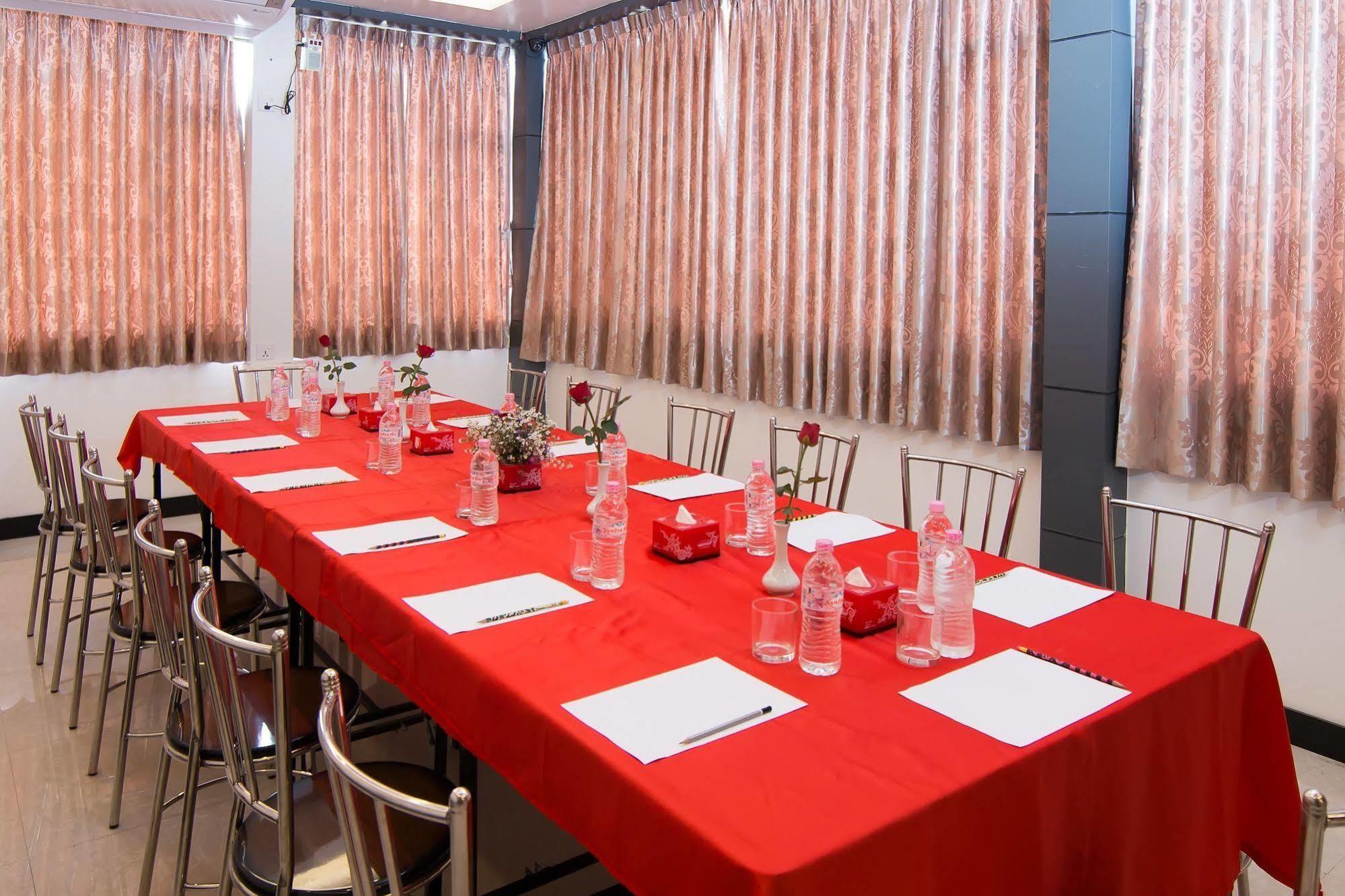High Five Hotel Yangon Esterno foto